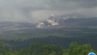 Awan panas guguran Gunung Semeru kembali meluncur.