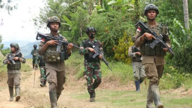 Dokumentasi personel Satgas Madago Raya menyisir salah satu desa di wilayah operasi pengejaran sisa DPO anggota MIT Poso di Kecamatan Palolo, Kabupaten Sigi, Sulawesi Tengah.