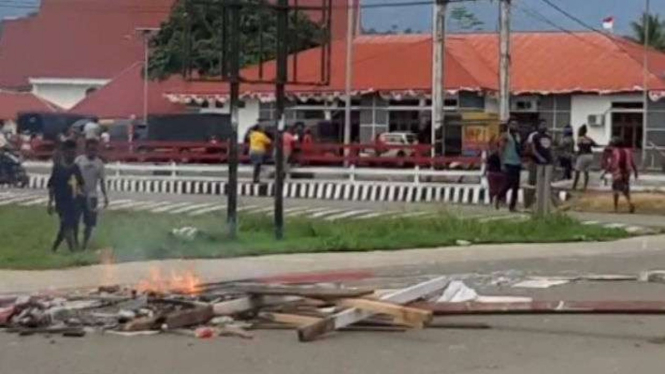 Aksi pemblokiran Jalur trans Papua Barat oleh sekelompok warga di Kecamatan Ransiki, Kabupaten Manokwari Selatan, Provinsi Papua Barat, Kamis, 16 Desember 2021.