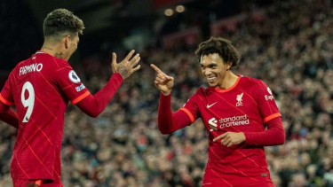 Trent Alexander-Arnold bersama Roberto Firmino