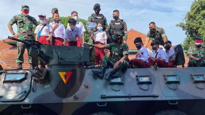VIVA Militer: Korem 061/Sk kerahkan Panser Anoa demi vaksinasi anak tercapai