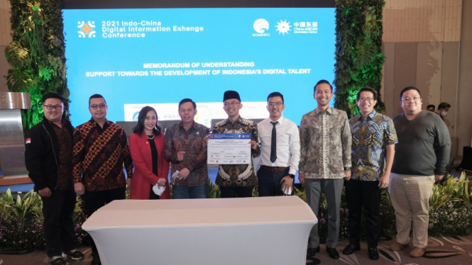 Direktur Utama PT CAIH Infotech Indonesia, Loretta Thamrin (tiga kiri) dan Chief Executive Officer VIVA Networks, Jimmy Sameylanda (tiga kanan).