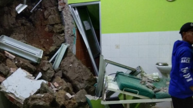 Tembok Puskesmas Mekarmukti di Garut ambrol pondasinya ternyata bambu