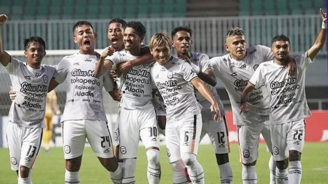 Pemain Rans Cilegon FC merayakan gol