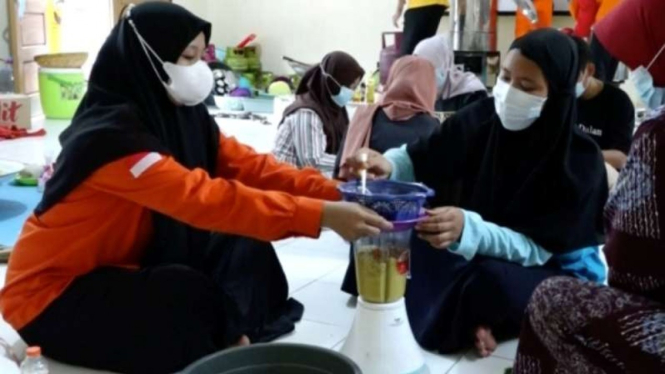 Warga mengungsi di SMPN 02 Pronojiwo akibat erupsi Gunung Semeru.