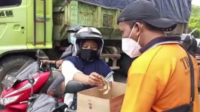 Ilustrasi galang dana korban bencana.
