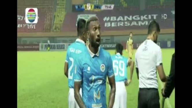 Pemain Sulut United, Patrich Wanggai tunjukkan aksi tidak terpuji