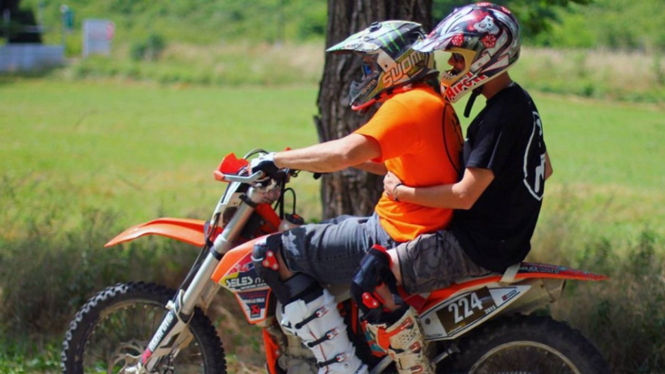 Ilustrasi Trabasan Pakai Motor Trail.