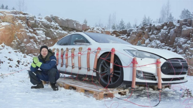 Tesla Model S diledakkan.
