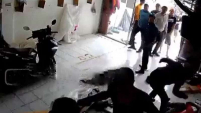 Rekaman CCTV saat Kantor Anteraja di Jakarta Timur didatangi preman.