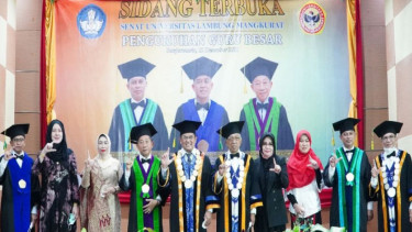 Rektor ULM Prof Sutarto Hadi dan Ketua Senat Prof Gusti Muhammad Hatta bersama tiga guru besar.