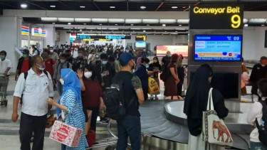Meningkatnya kedatangan penumpang di Terminal 2 Bandara Soetta.