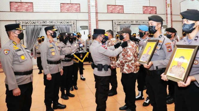  Upacara PDTH terhadap 28 personel kepolisian di Mako Polda Sumut.