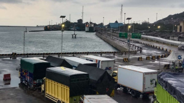 Antrean kendaraan di Pelabuhan Merak.