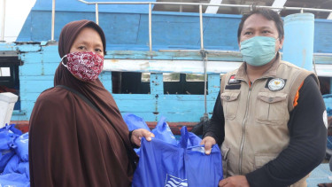 PAM Jaya bersama Baznas DKI memberikan bantuan kepada warga terdampak COVID.