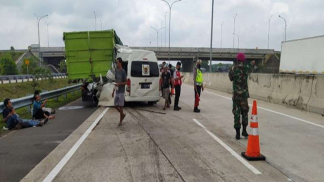 Kecelakaan melibatkan Toyota Hiace dengan Truk Fuso di Jalan Trans Sumatera