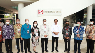 Jajaran Direksi Sinar Mas Land menerima kunjungan kerja Presiden Republik Indonesia Joko Widodo bersama Suharso Monoarfa (Menteri Perencanaan Pembangunan Nasional/Kepala Badan Perencanaan Pembangunan Nasional di Kawasan Green Office Park, BSD City.