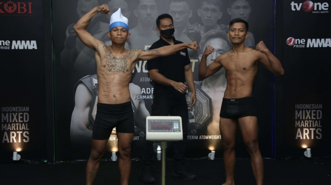Reinaldo Kasibulan dan Nanang Rifai menjalani sesi timbang badan One Pride MMA