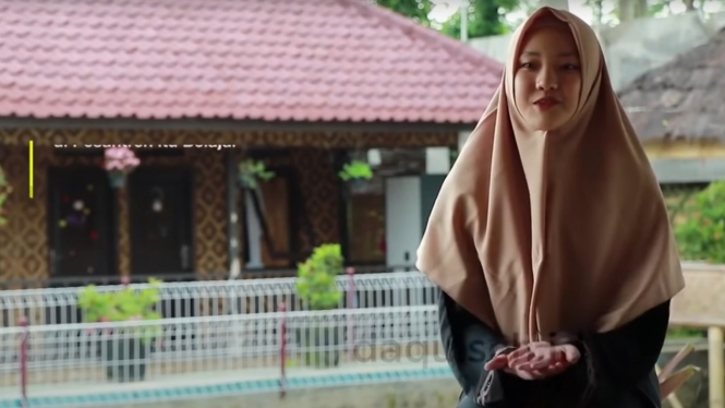 Mualaf bernama Julie Prastini