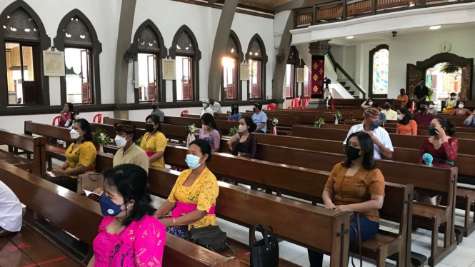 Sebagian besar umat Katolik yang merayakan Misa Malam Natal di Gereja Katolik Paroki Roh Kudus Babakan mengenakan pakaian adat Bali.