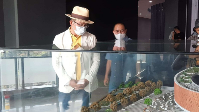 Gubernur Jawa Barat Ridwan Kamil berkunjung ke Museum Tsunami Aceh di Banda Aceh pada Sabtu, 25 Desember 2021.