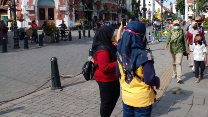 Wisatawan mengunjungi Kota Lama, Semarang, Minggu, 26 Desember 2021.