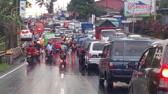 Macet panjang di jalur wisata Semarang dan Salatiga