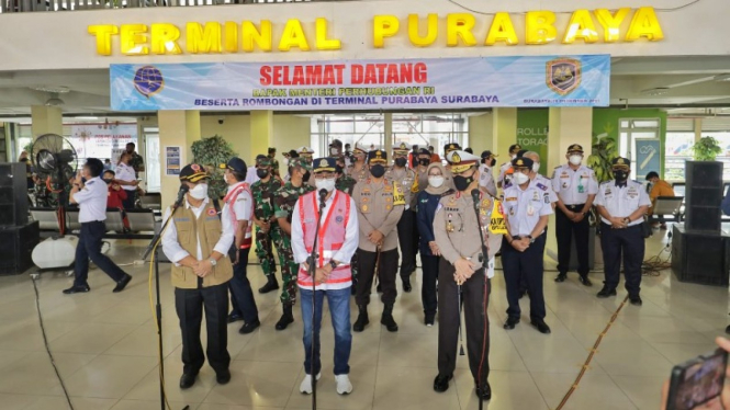 Menhub Budi Karya Sumadi meninjau Bandara Juanda.