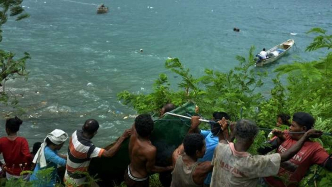 Arsip Foto. Sejumlah warga menarik perahu nelayan ke daratan di Tual, Maluku.