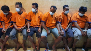 Enam tersangka polisi gadungan diperlihatkan di Markas Polresta Banyuwangi.