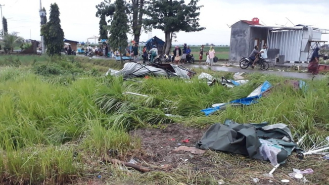 Puting beliung rusak puluhan rumah warga di Desa Gebang Kulon, Cirebon.