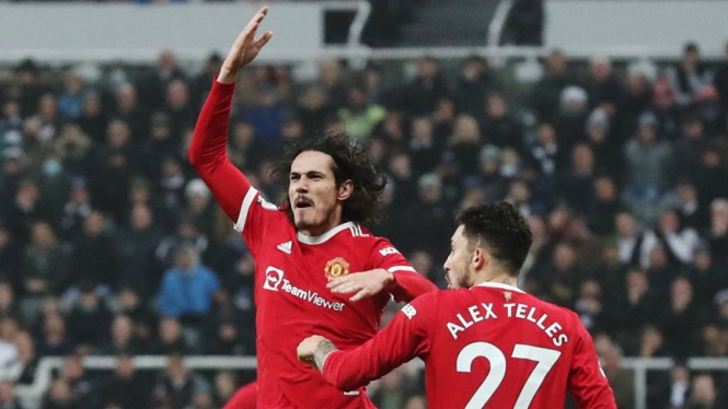 Edinson Cavani merayakan gol dalam laga Newcastle United vs Manchester United