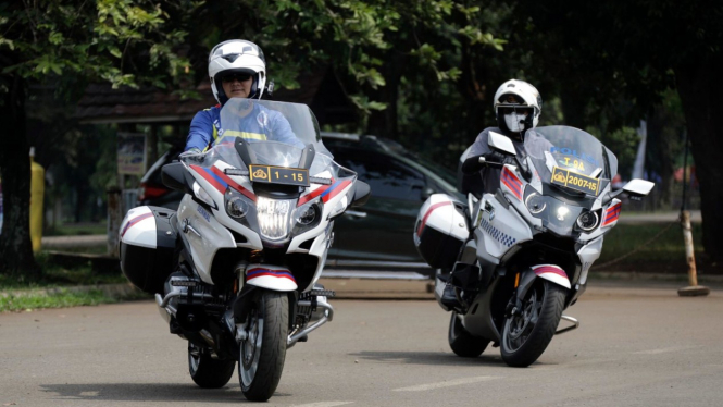 Kakorlantas Polri mengendarai moge BMW K1600B
