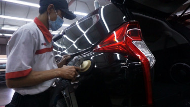 Ilustrasi perawatan bodi mobil.