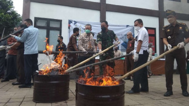 Kejaksaan Negeri Depok memusnahkan barang bukti hasil kejahatan tahun 2021.