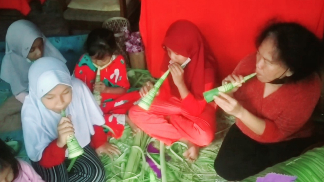 Terompet janur yang bernama tuturutu.