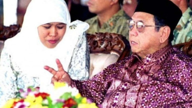 Khofifah Indar Parawansa (kiri) saat  masih muda bersama Gus Dur.