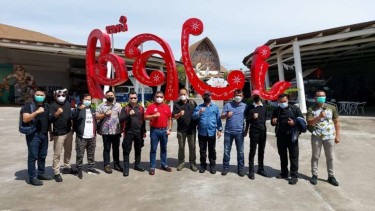 Sekjen PDIP Hasto Kristiyanto tiba di Bali untuk persiapan naik Gunung Agung