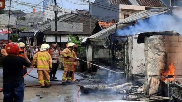 Petugas Padamkan Kebakaran Bengkel di Mampang, Jakarta Selatan