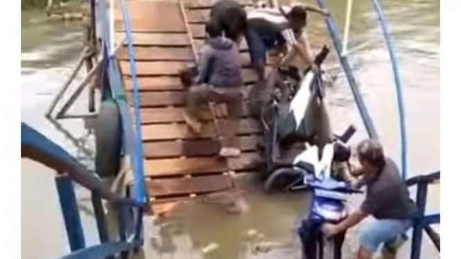 Jembatan Jembalas di Waduk Saguling, Kabupaten Bandung Barat, Jawa Barat Roboh 