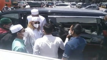 Habib Bahar bin Smith (kaca mata hitam) memenuhi panggilan Polda Jabar