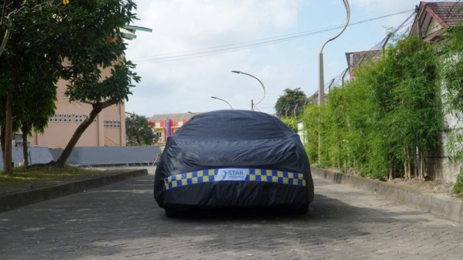 Sarung Mobil Antitabrak.
