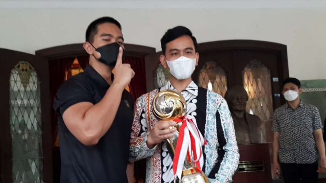 Wali Kota Solo Gibran Rakabuming Raka berfoto bersama Kaesang Pangarep.