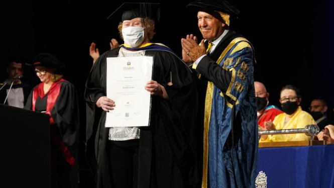 Rachel High di upacara kelulusan Flinders University. (ABC News: Isabel Dayman)