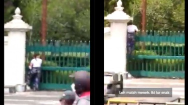 Sepasang bule panjat gerbang di Prambanan