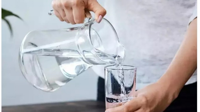 Minum air putih.