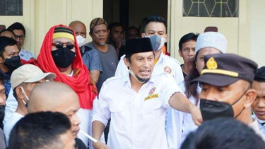 Ketua Brigade Muslim Indonesia Sulsel, Muhammad Zulkifli, (berkopiah hitam).