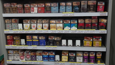 Sejumlah rokok di etalase toko Indomaret.
