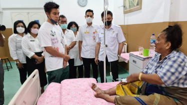 Baim Wong jenguk korban begal di Medan.