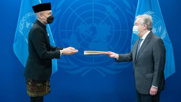 Wakil Tetap RI untuk PBB di New York Arrmanatha Nasir (kiri) menyerahkan surat kepercayaan kepada Sekretaris Jenderal PBB Antonio Guterres (kanan) di Markas Besar PBB, New York, AS.